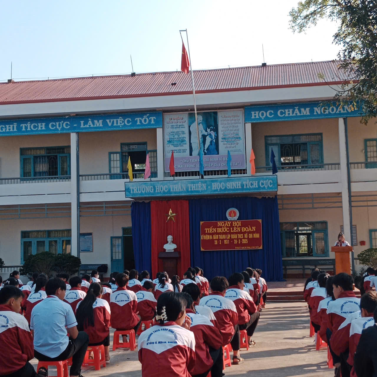 BÀI GIỚI THIỆU SÁCH THÁNG 11. CHỦ ĐỀ: KỶ NIỆM NGÀY NHÀ GIÁO VIỆT NAM 20/11. CUỐN SÁCH ” BỤI PHẤN”