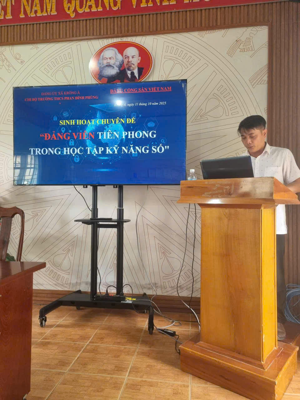 Sinh hoạt chuyên đề: Đảng viên tiên phong trong học tập kỹ năng số Sinh hoạt chuyên đề: Đảng viên tiên phong trong học tập kỹ năng số