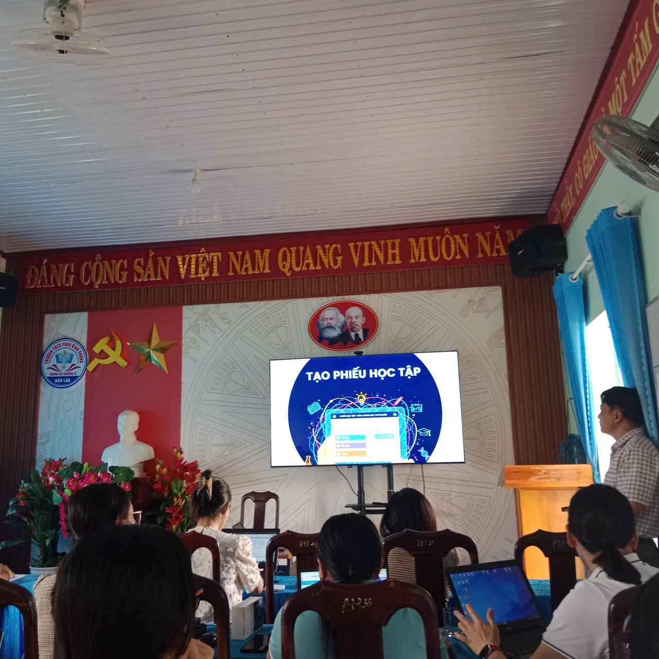 Nhà trường tổ chức tập huấn ứng dụng công nghệ số trong giảng dạy và học tập Nhà trường tổ chức tập huấn ứng dụng công nghệ số trong giảng dạy và học tập