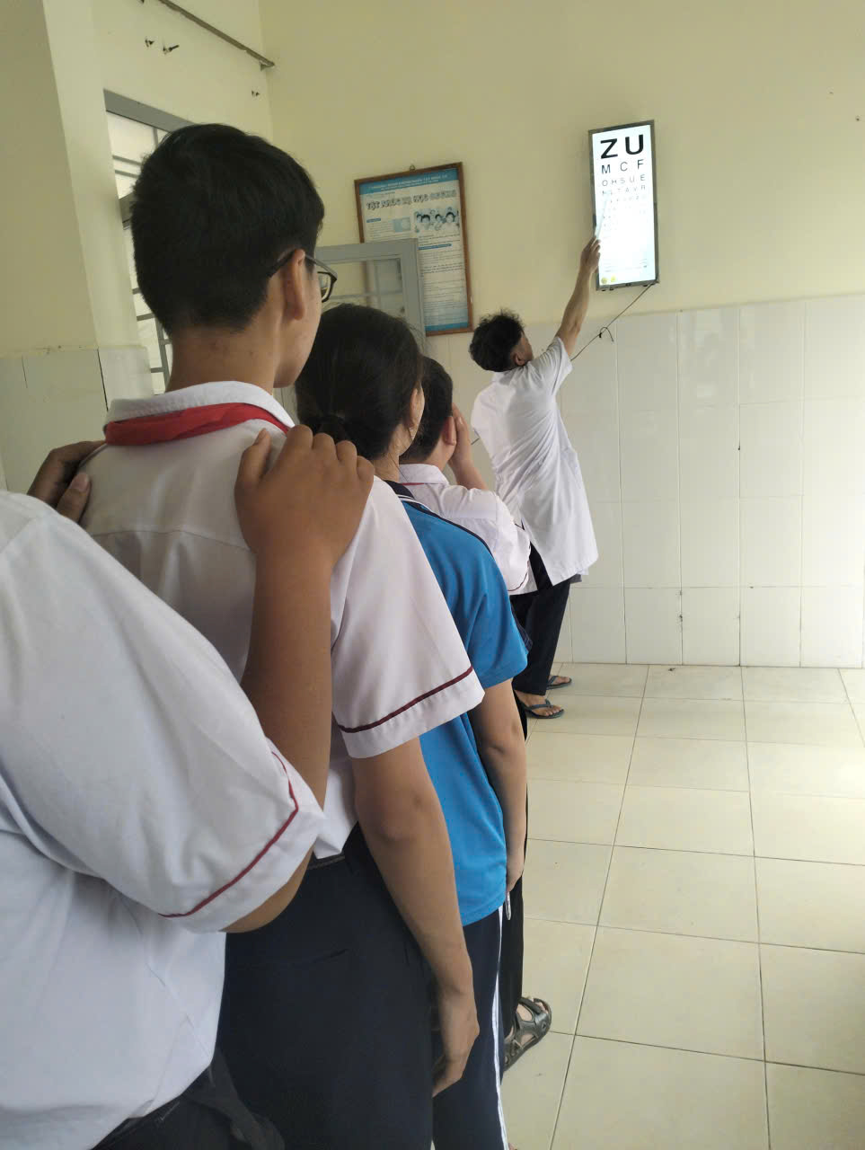 Khám sức khoẻ định kỳ cho học sinh trường THCS Phan ĐÌnh Phùng