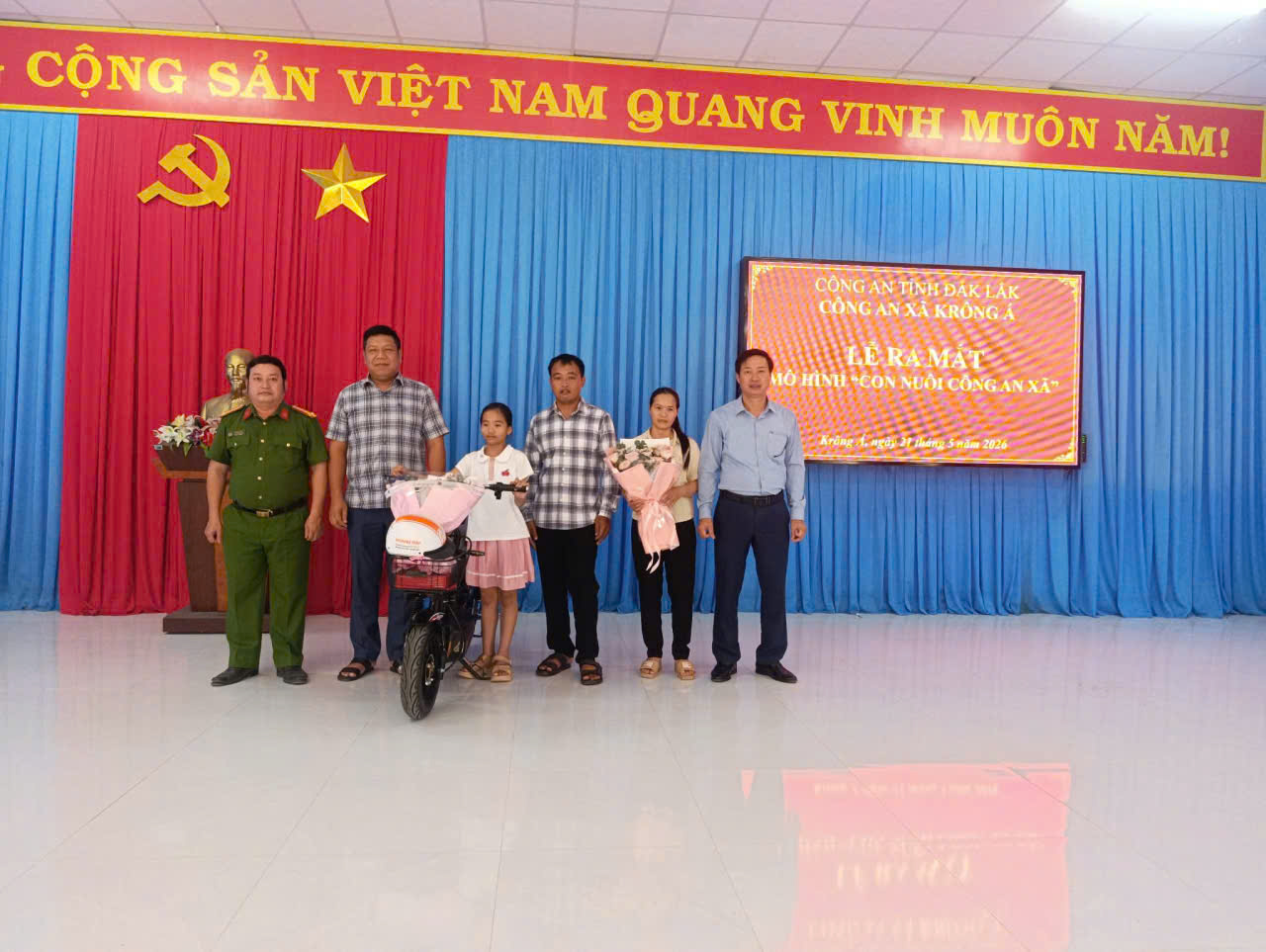 Học sinh THCS Phan Đình Phùng được nhận làm “Con nuôi công an xã”